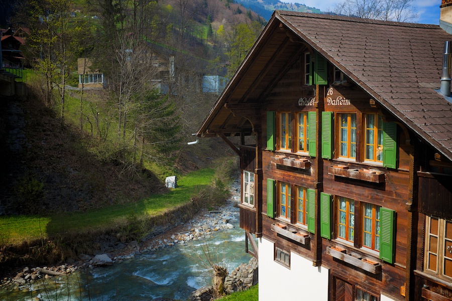 Chalet Daheim over the Weisse Lütschine river